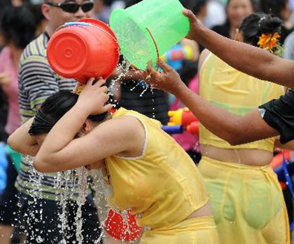 巨乳美少女胸器的湿身诱惑傲人美胸抢眼图：泼水节袭胸图片(2)(点击浏览下一张趣图)