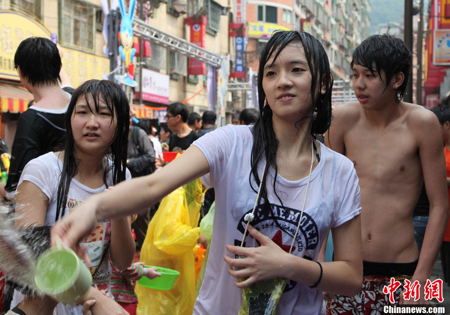 巨乳美少女胸器的湿身诱惑傲人美胸抢眼图：泼水节袭胸图片(5)(点击浏览下一张趣图)