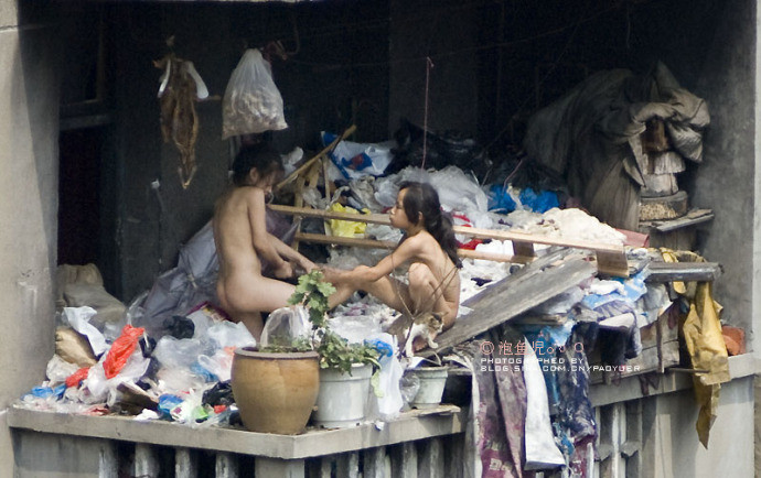 阳台上的裸身女孩正面图片 洛阳性奴照片(3)(点击浏览下一张趣图)