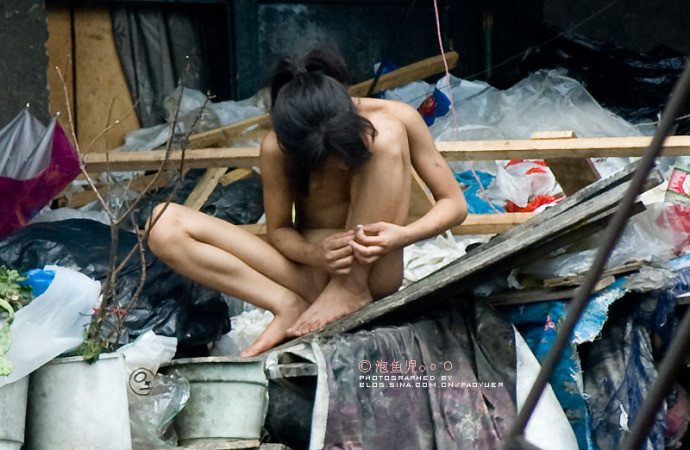 阳台上的裸身女孩正面图片 洛阳性奴照片(6)(点击浏览下一张趣图)