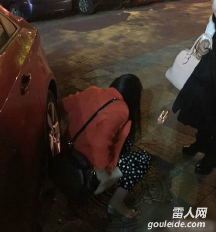 女人公共场所小便内涵图片：被尿憋急了的美女们(3)(点击浏览下一张趣图)