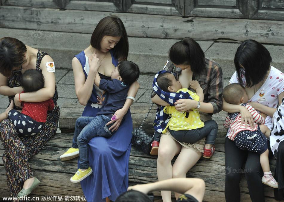辣妈掀衣喂母乳内涵图片：老公喝母乳三年可以吗(3)(点击浏览下一张趣图)