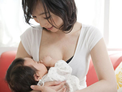 儿子吃母乳到6岁图片 辣妈掀衣喂母乳(8)(点击浏览下一张趣图)