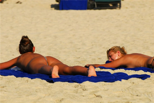 裸泳裸晒海边福利图片 天体浴场自然之美18 外国人裸晒图片(3)(点击浏览下一张趣图)