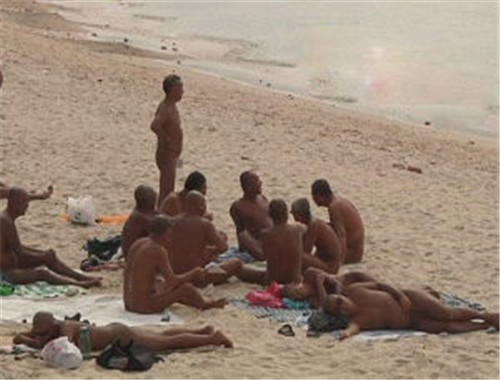 裸泳裸晒海边福利图片 天体浴场自然之美18 外国人裸晒图片(9)(点击浏览下一张趣图)
