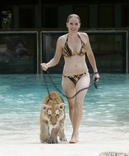 泳池里的美女与野兽(4)(点击浏览下一张趣图)
