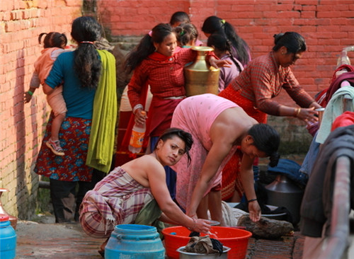 印度女人随地大小便实拍图集:印度女性露天排便图(4)(点击浏览下一张趣图)
