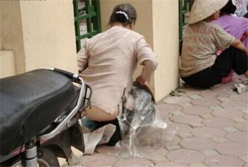 印度女人随地大小便实拍图集:印度女性露天排便图(8)(点击浏览下一张趣图)