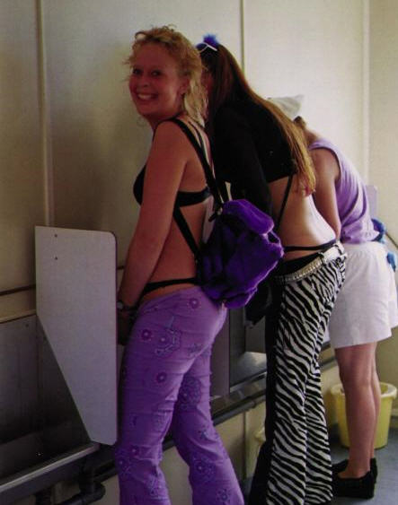 女人尿的地方啥样图片 美女站着漏尿图(点击浏览下一张趣图)
