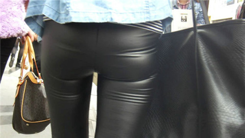 紧身皮裤尴尬穿法图片 大街上穿皮裤的女孩子(10)(点击浏览下一张趣图)