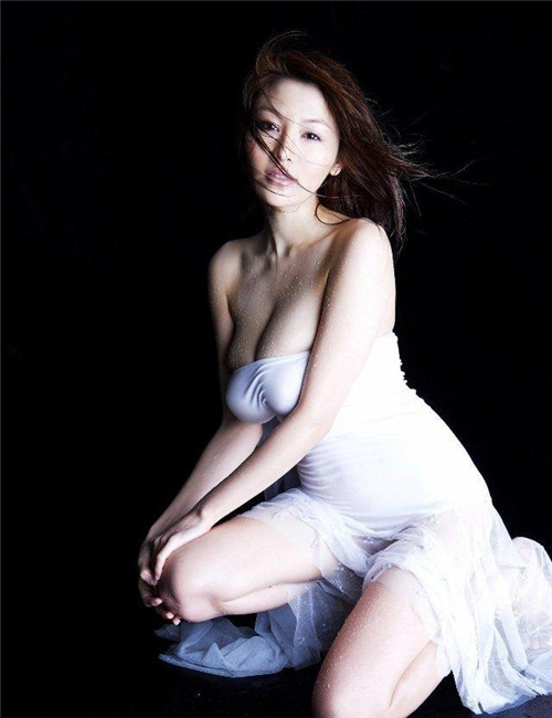 女性高潮日本第一胸猛女人性感写真照(2)(点击浏览下一张趣图)