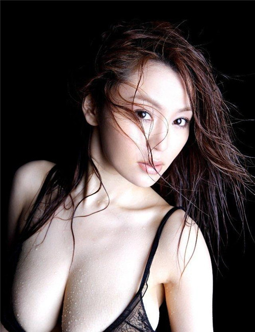 女性高潮日本第一胸猛女人性感写真照(5)(点击浏览下一张趣图)