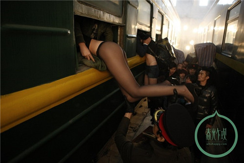 火车春光图：在列车厕所干乘务员 女子火车睡觉真大胆(6)(点击浏览下一张趣图)