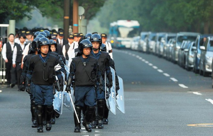 日本最暴力黑帮老大被抓现场图(4)(点击浏览下一张趣图)