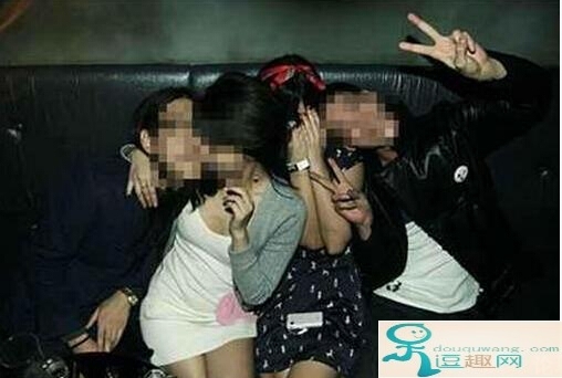 酒吧陪酒女可以摸吗图片欣赏：陪酒女被吃豆腐图片(9)(点击浏览下一张趣图)