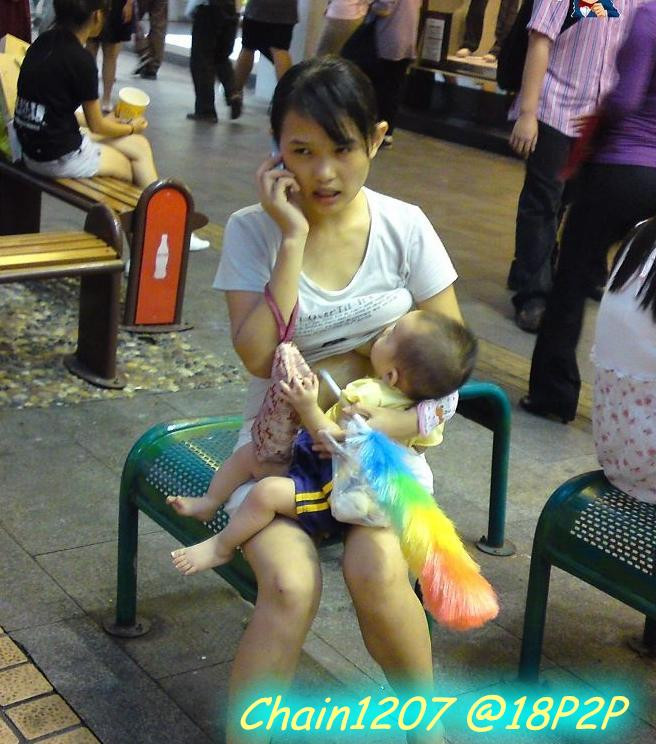 儿子扒妈妈的衣服喝奶图片欣赏 小孩扒妈妈衣服要喝奶(5)(点击浏览下一张趣图)