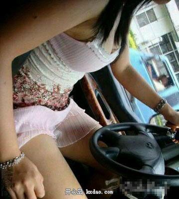 女司机穿短裙开车图片 拍到女司机尴尬行为(7)(点击浏览下一张趣图)