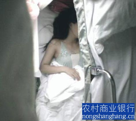 火车美女被占便宜图片：美女睡觉被占便宜图片(10)(点击浏览下一张趣图)