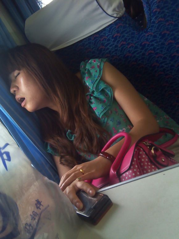 火车美女被占便宜图片：美女睡觉被占便宜图片(11)(点击浏览下一张趣图)