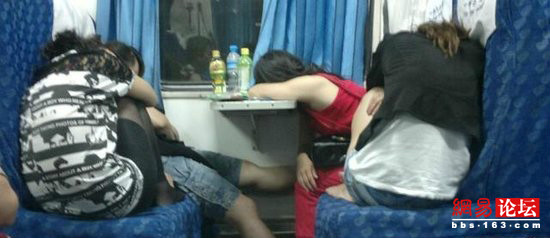 火车美女被占便宜图片：美女睡觉被占便宜图片(16)(点击浏览下一张趣图)