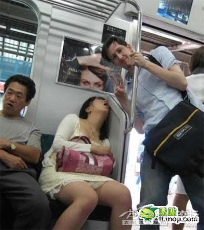 地铁美女睡觉图片 地铁美女的痒视频图片欣赏 地铁美女的痒图片(2)(点击浏览下一张趣图)