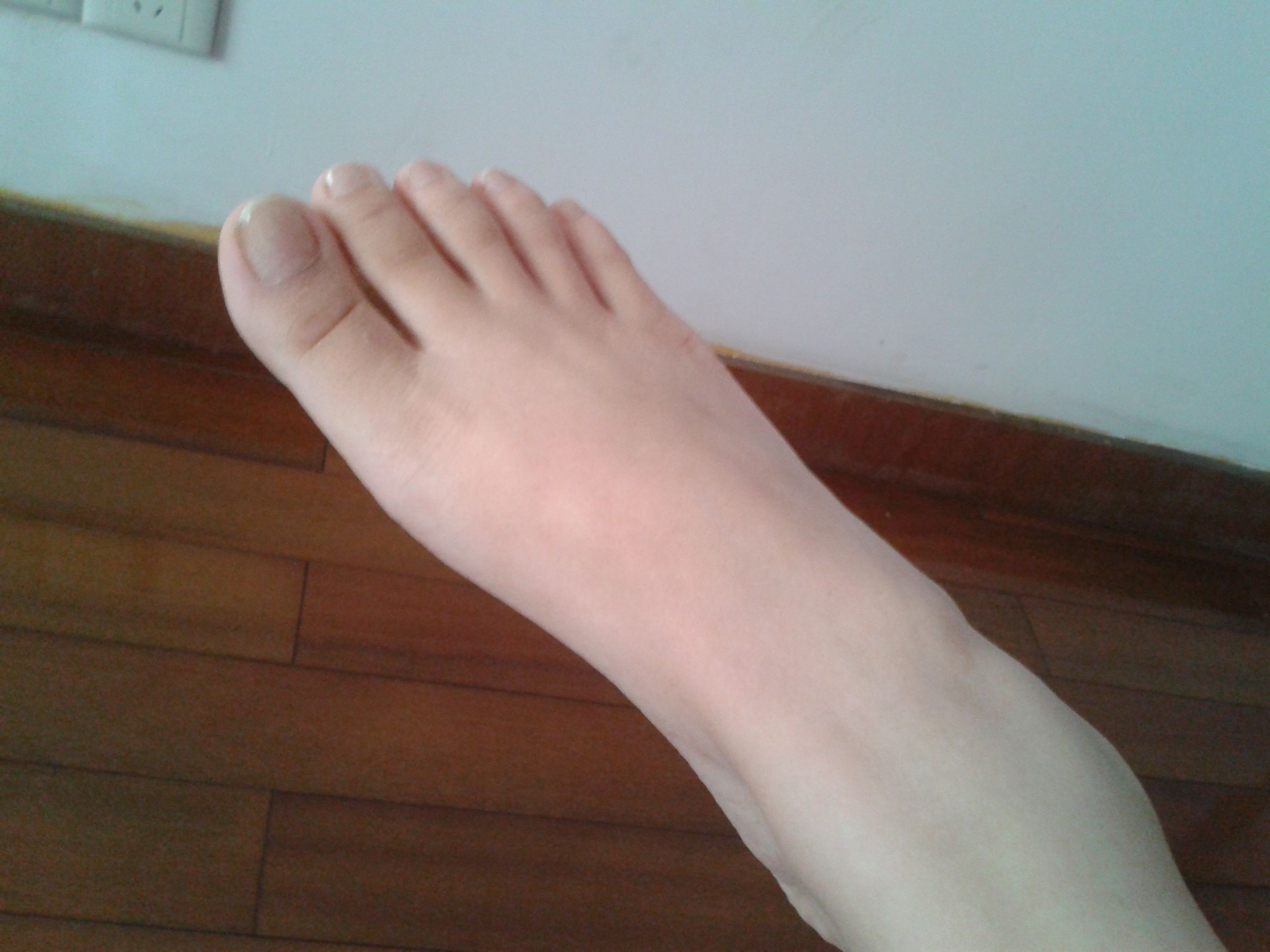 唐嫣的脚图片 中国第一脚模刘蕾 女明星的脚丫图片集(点击浏览下一张趣图)