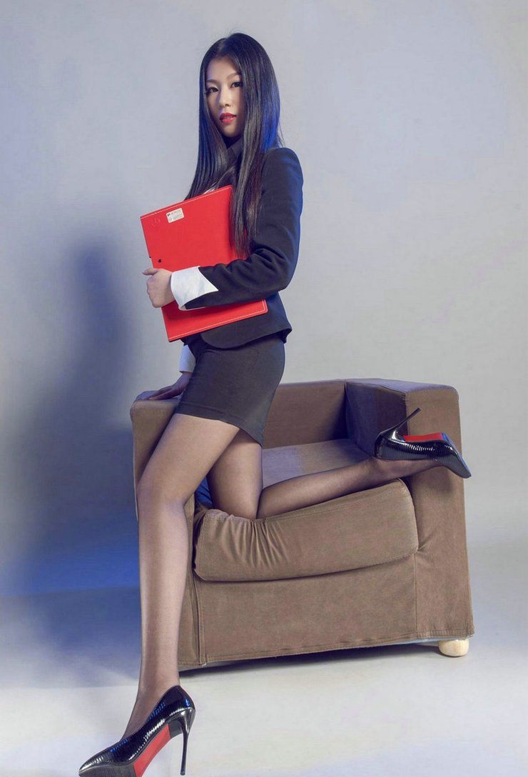 办公室美女秘妩媚黑丝写真(4)(点击浏览下一张趣图)