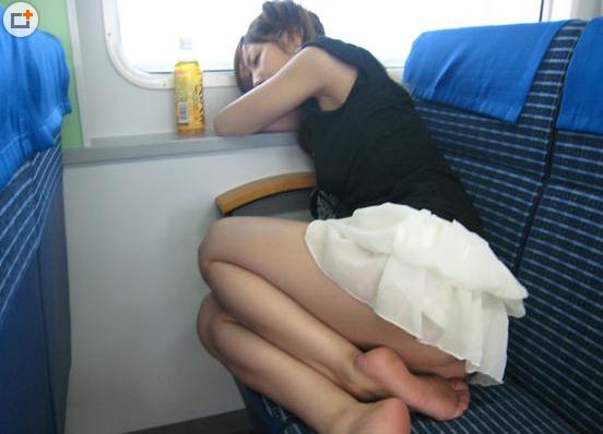 美女自愿被占便宜视频 火车里面硬卧的图片(5)(点击浏览下一张趣图)