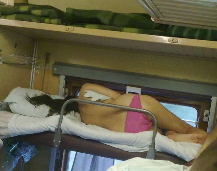 美女自愿被占便宜视频 火车里面硬卧的图片(9)(点击浏览下一张趣图)