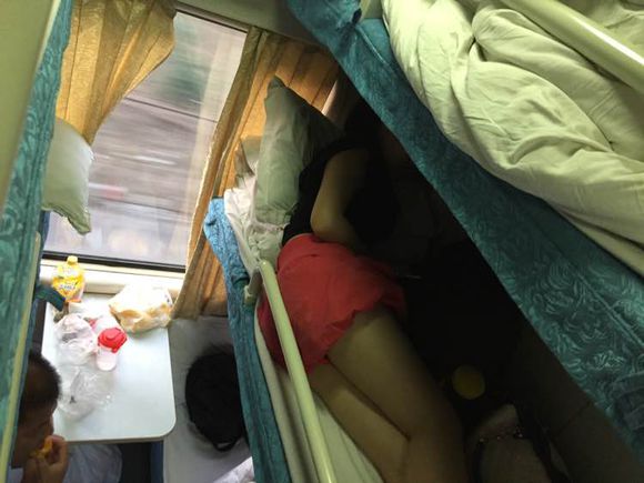 火车软卧女生睡姿图 在火车上打扑克的照片(8)(点击浏览下一张趣图)