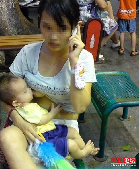 女人为动物哺乳图 部落女人母乳喂养动物(5)(点击浏览下一张趣图)