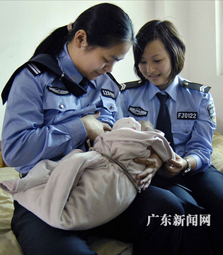 女人为动物哺乳图 部落女人母乳喂养动物(7)(点击浏览下一张趣图)