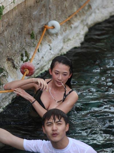 林志玲内衣泳衣的胸露天游泳(2)(点击浏览下一张趣图)