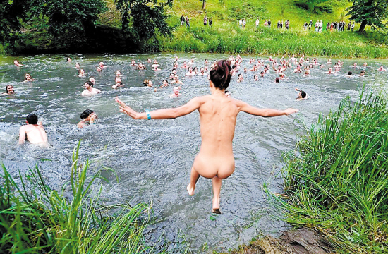 欧美裸泳裸晒最开放的天体度假村图片集：天体浴场自然之美18体(10)(点击浏览下一张趣图)