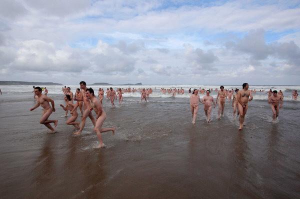 少女集体裸浴 最开放的男女集体裸泳图片：天体博客4风流图片(3)(点击浏览下一张趣图)