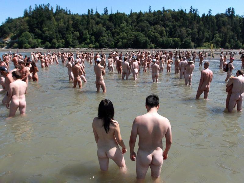 少女集体裸浴 最开放的男女集体裸泳图片：天体博客4风流图片(7)(点击浏览下一张趣图)
