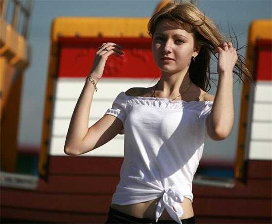 俄罗斯美女人体艺术热辣身材诱惑图(6)(点击浏览下一张趣图)