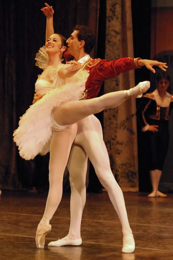 男女芭蕾舞冲动 男女芭蕾舞尴尬图片(点击浏览下一张趣图)