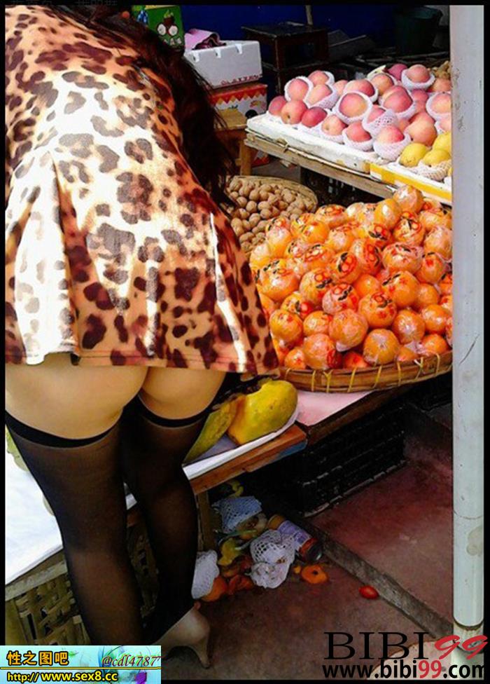 菜市场蹲着买菜女人 忘穿内裤上街买菜 (2)(点击浏览下一张趣图)