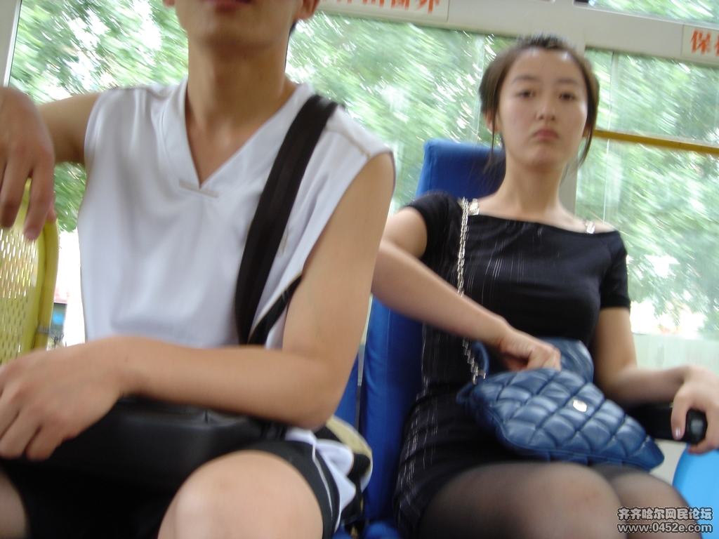 公交车大白腿图片欣赏 大腿根部有疙瘩图片(点击浏览下一张趣图)