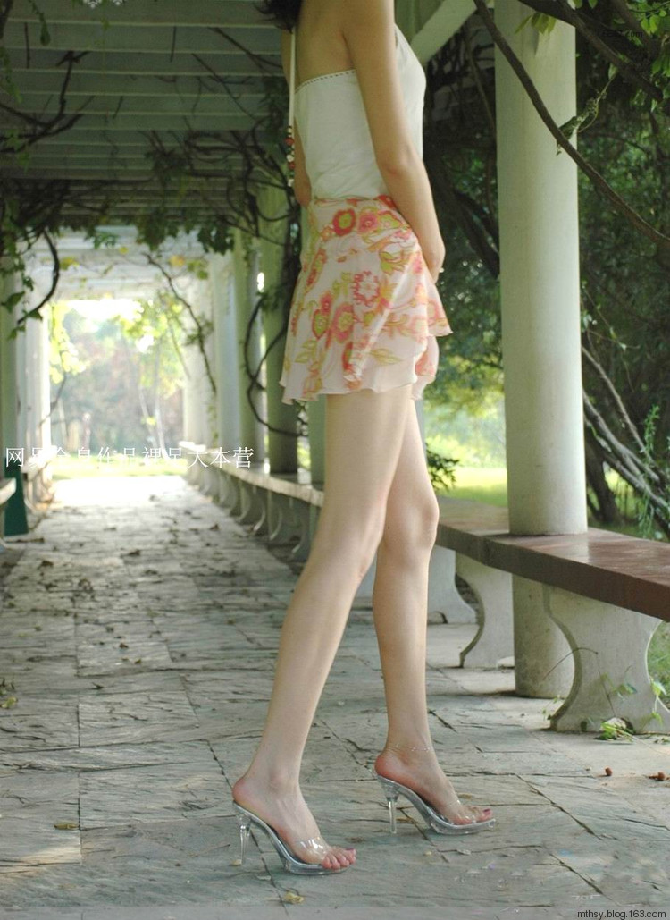 大白腿女神王冠图片欣赏 白花花的大白腿图(5)(点击浏览下一张趣图)