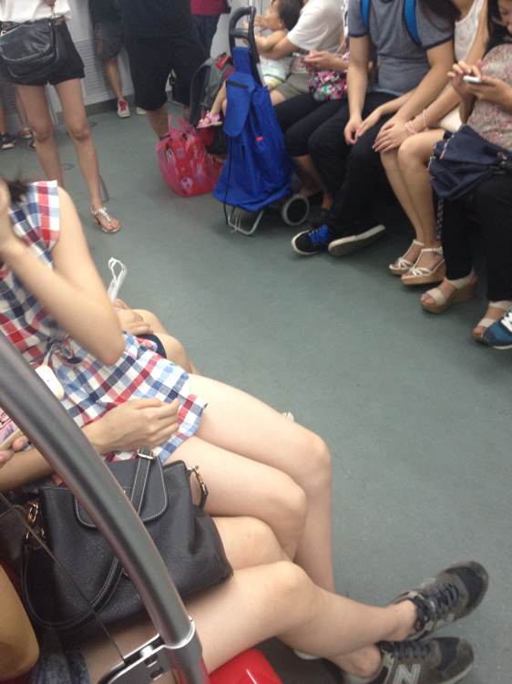 偷拍地铁大白腿图片欣赏 王冠大白腿迷死男人照(2)(点击浏览下一张趣图)