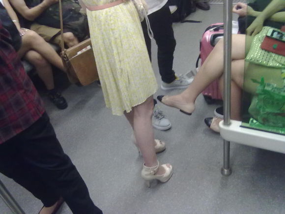 偷拍地铁大白腿图片欣赏 王冠大白腿迷死男人照(5)(点击浏览下一张趣图)