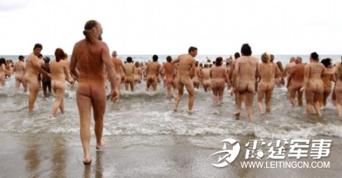 504人集体裸泳 老外男女露天裸泳 美女裸泳无遮挡图片(7)(点击浏览下一张趣图)