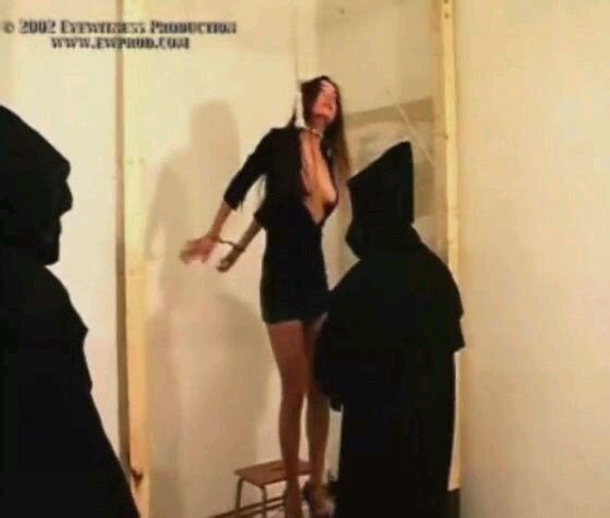电锯处决恐怖分子视频 恐怖分子处决美女(5)(点击浏览下一张趣图)