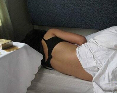 地铁女熟睡袭胸 睡觉女乘客图片(3)(点击浏览下一张趣图)