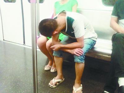 公交车袭胸四分钟 北京女乘客豪放午睡(4)(点击浏览下一张趣图)