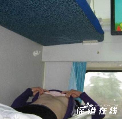 美女在火车上睡觉图片 府卧卧铺睡姿图片(6)(点击浏览下一张趣图)