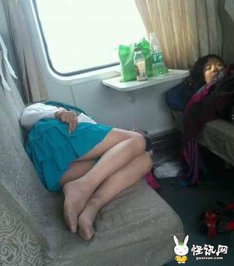 美女在火车上睡觉图片 府卧卧铺睡姿图片(8)(点击浏览下一张趣图)