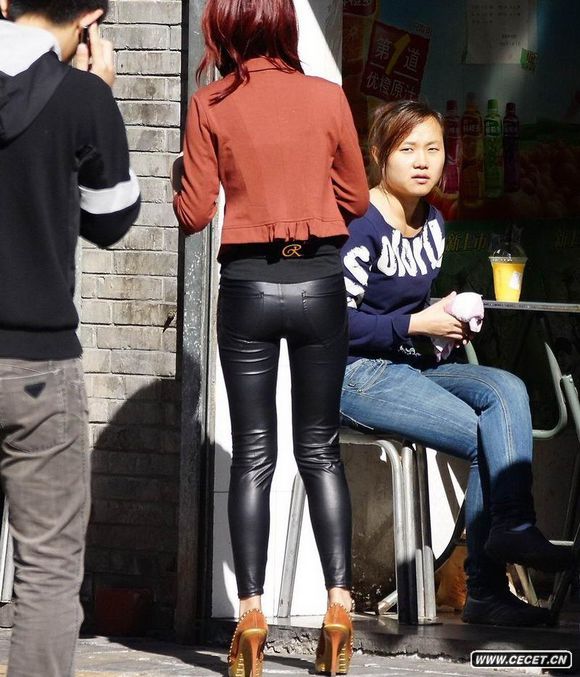 亮光皮裤看到鲍鱼 大街上穿皮裤的女孩子(点击浏览下一张趣图)